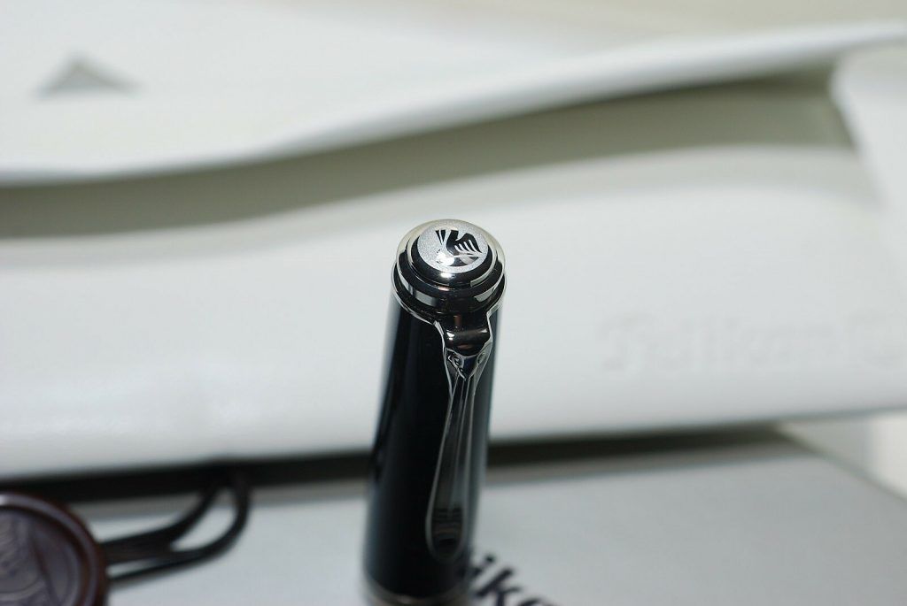 Pelikan M405 Stresemann Füllfederhalter – EF Spitze, Schwarz/grau Gestreift | Made In Germany