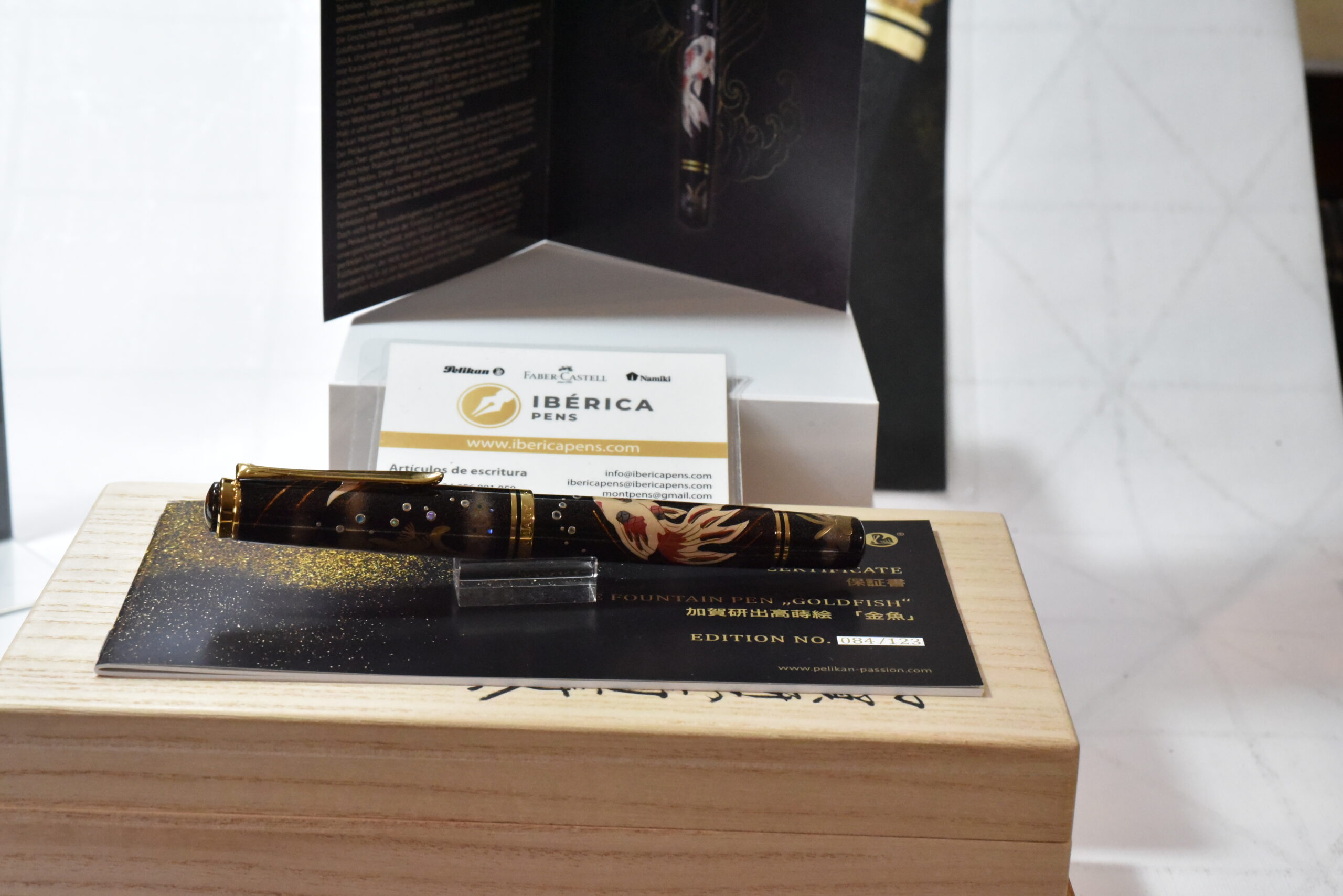 Pluma estilográfica Pelikan Maki-e Goldfish 2025 - Imagen 4