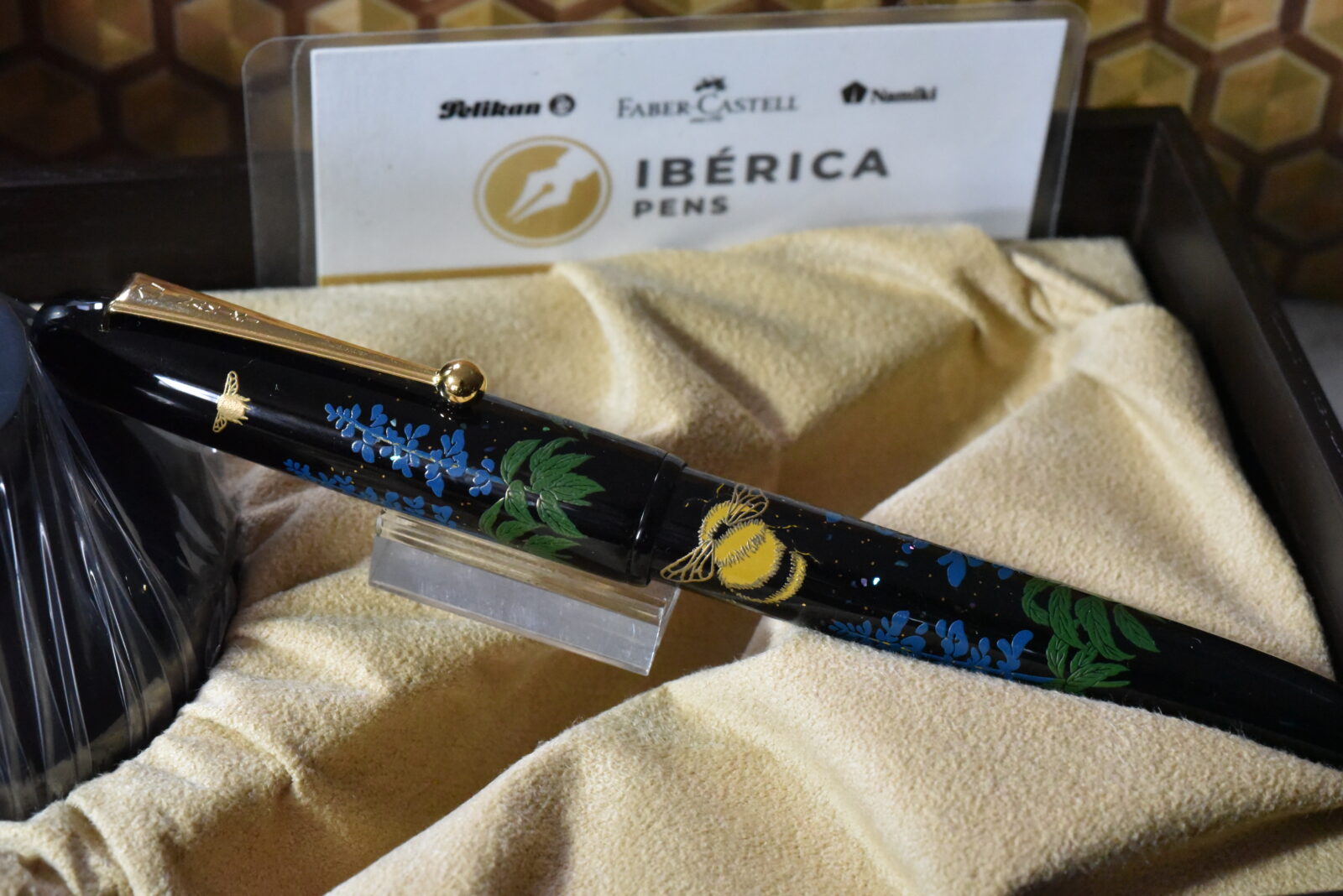 Pluma estilográfica Namiki Yukari Bumblebee L.E. 2024 - Imagen 8
