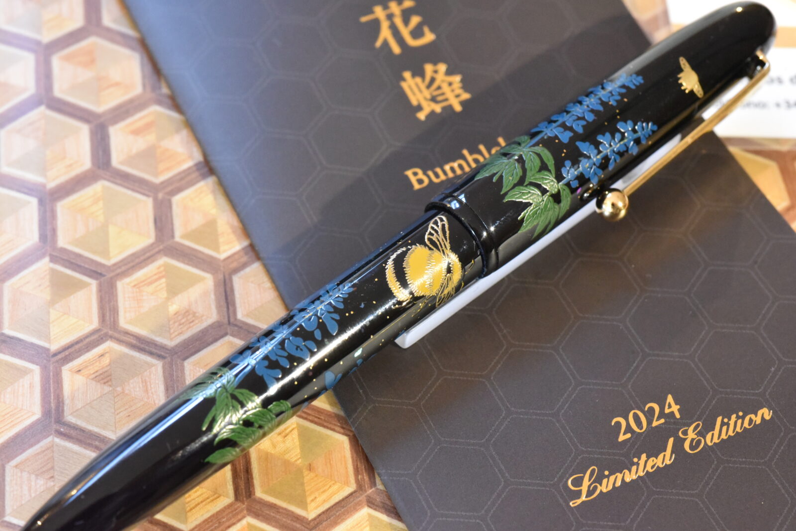 Pluma estilográfica Namiki Yukari Bumblebee L.E. 2024 - Imagen 3
